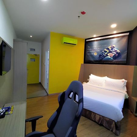 Hype Motorsport Hotel Нілай Екстер'єр фото