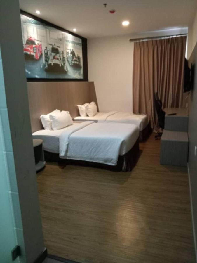 Hype Motorsport Hotel Нілай Екстер'єр фото