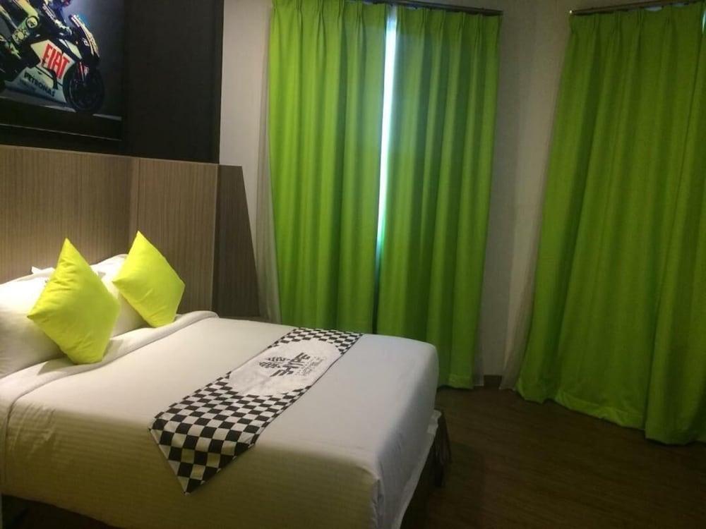 Hype Motorsport Hotel Нілай Екстер'єр фото