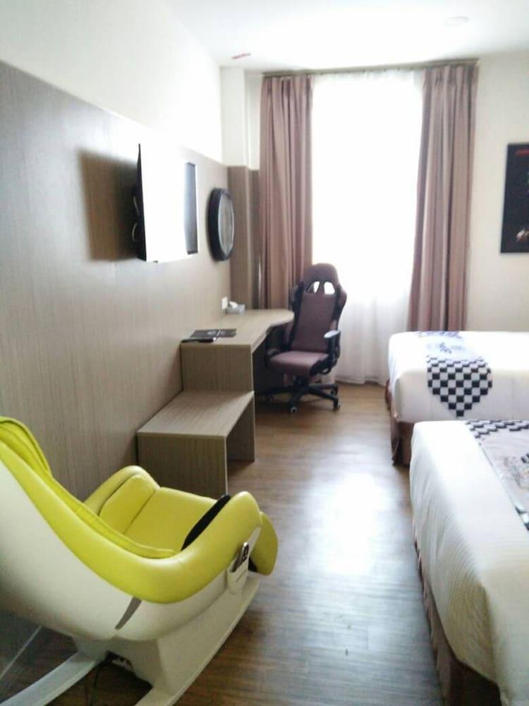 Hype Motorsport Hotel Нілай Екстер'єр фото