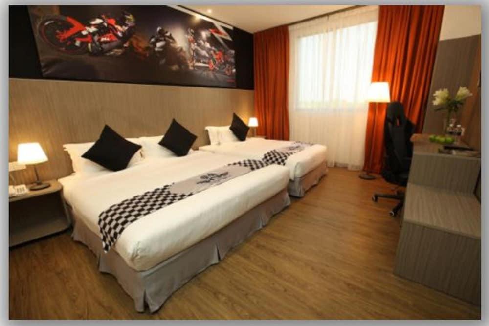 Hype Motorsport Hotel Нілай Екстер'єр фото