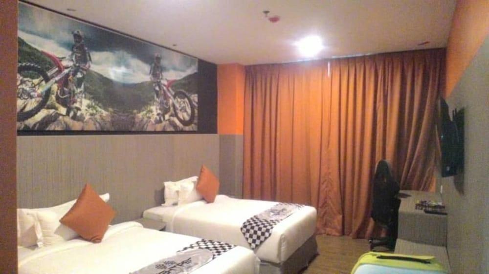 Hype Motorsport Hotel Нілай Екстер'єр фото
